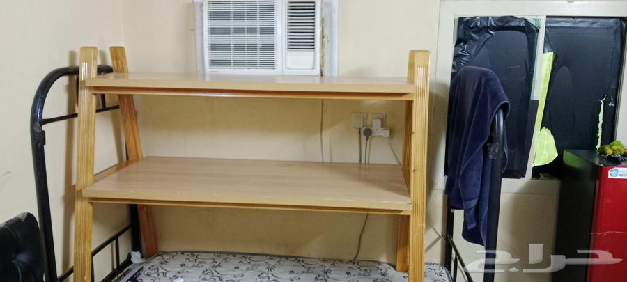 طاولات ارفف عرض منتجات وطاولة كاشير نظيفه جدا  استخدام بسيط64589686519809112