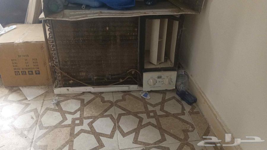 There are 3 air conditioners in excellent condition64592853992450113