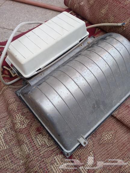 A large spotlight suitable for camps, stadiums, and big yards64592781529858113