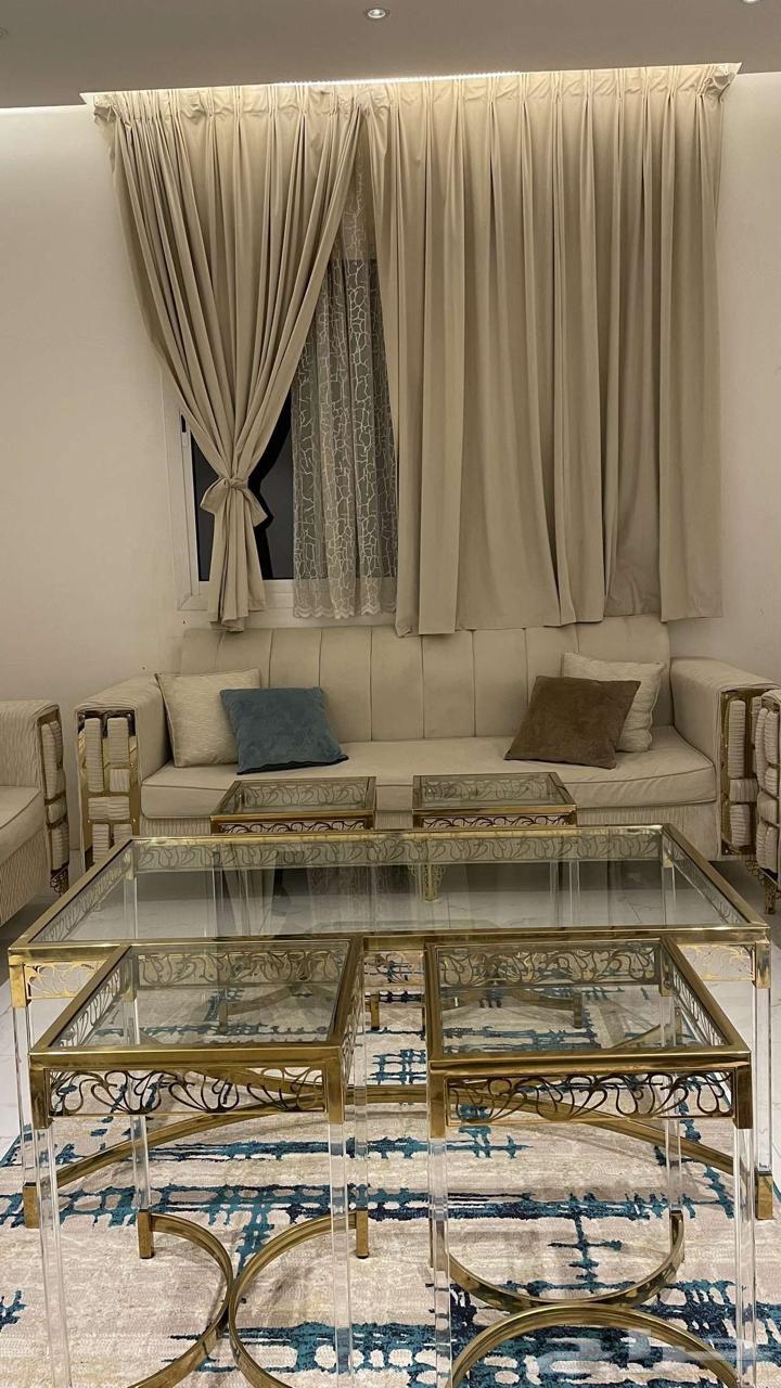 للبيع الطاوله نظيفه جدا مع الخدمه السعر 25064594163254403111