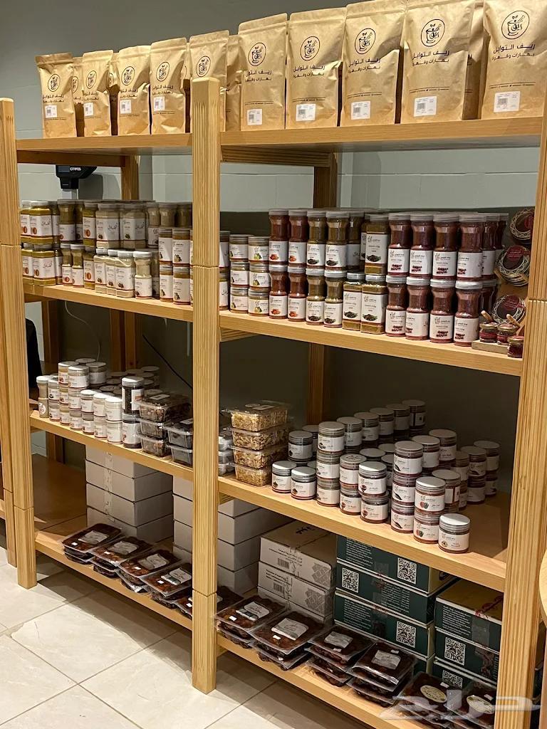 طاولات ارفف عرض منتجات وطاولة كاشير نظيفه جدا  استخدام بسيط64589686519809110