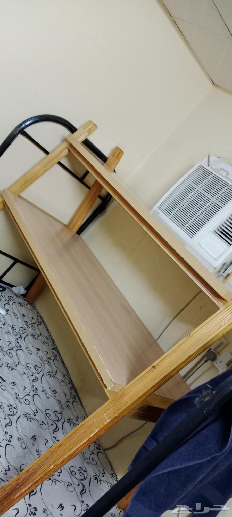 طاولات ارفف عرض منتجات وطاولة كاشير نظيفه جدا  استخدام بسيط64589686519809111