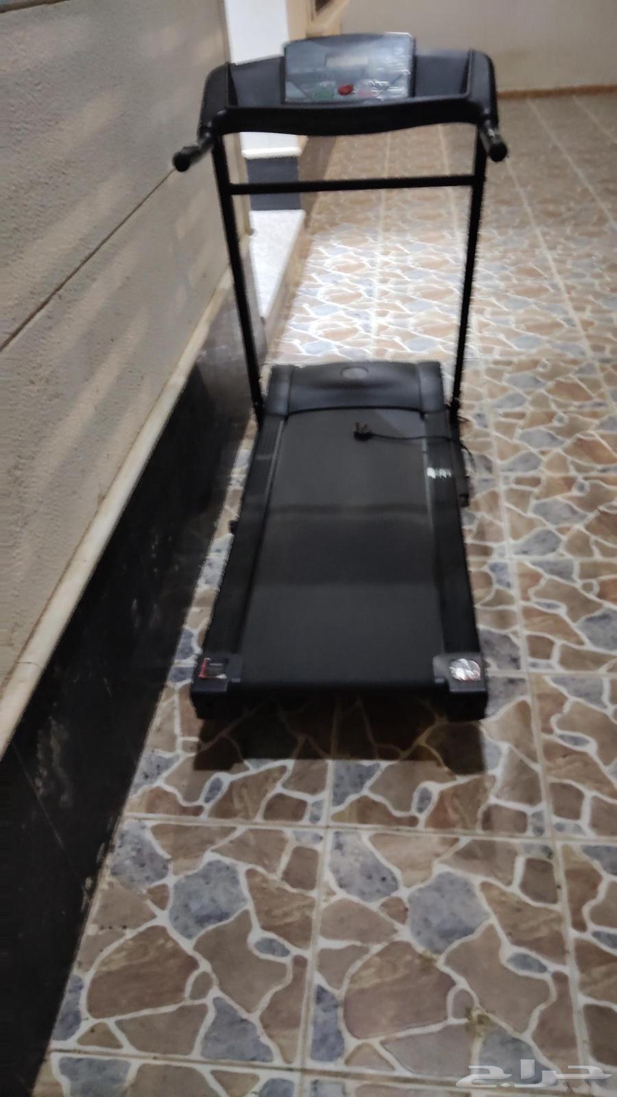 A distinctive electric treadmill that calculates calories, heart rate, and effort64597666469123111