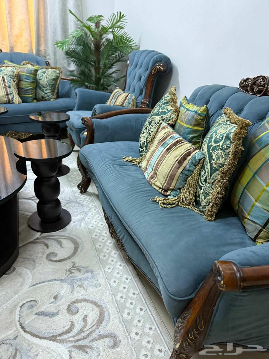 Classic sofa furniture with tables in excellent condition64598745848451111