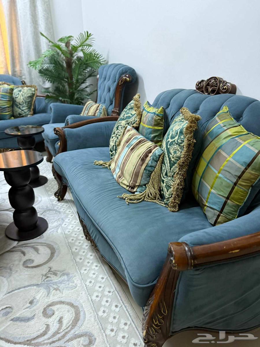 Classic sofa furniture with tables in excellent condition64598745848451110