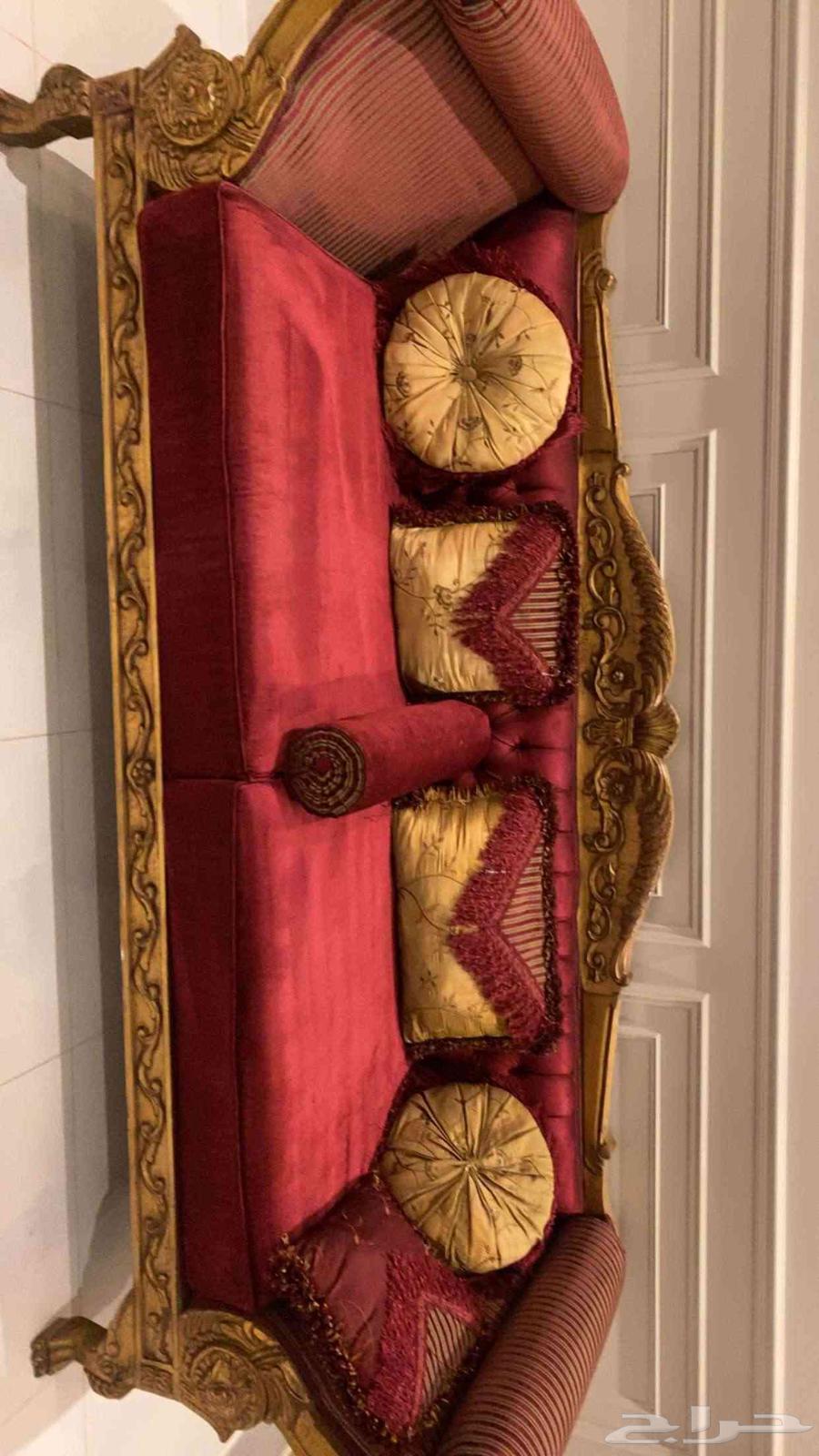 طقم كنب احمر تفصيل من محمومد سعيد مع مخدات كل شي الكنب ممتاز64597777372674111