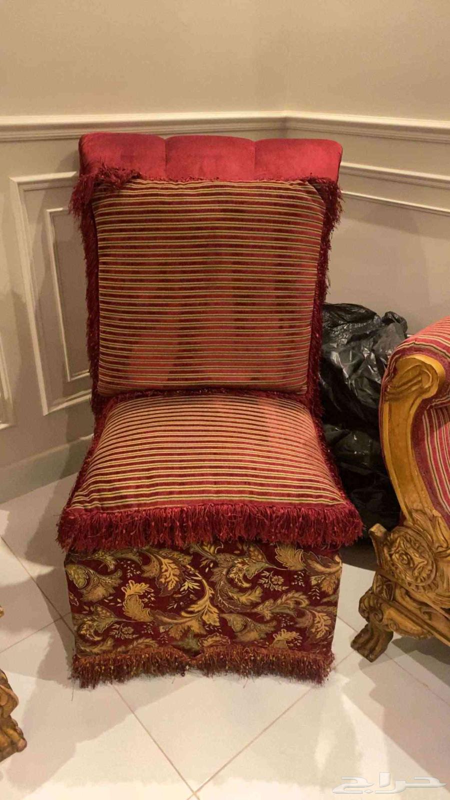 طقم كنب احمر تفصيل من محمومد سعيد مع مخدات كل شي الكنب ممتاز64597777372674113