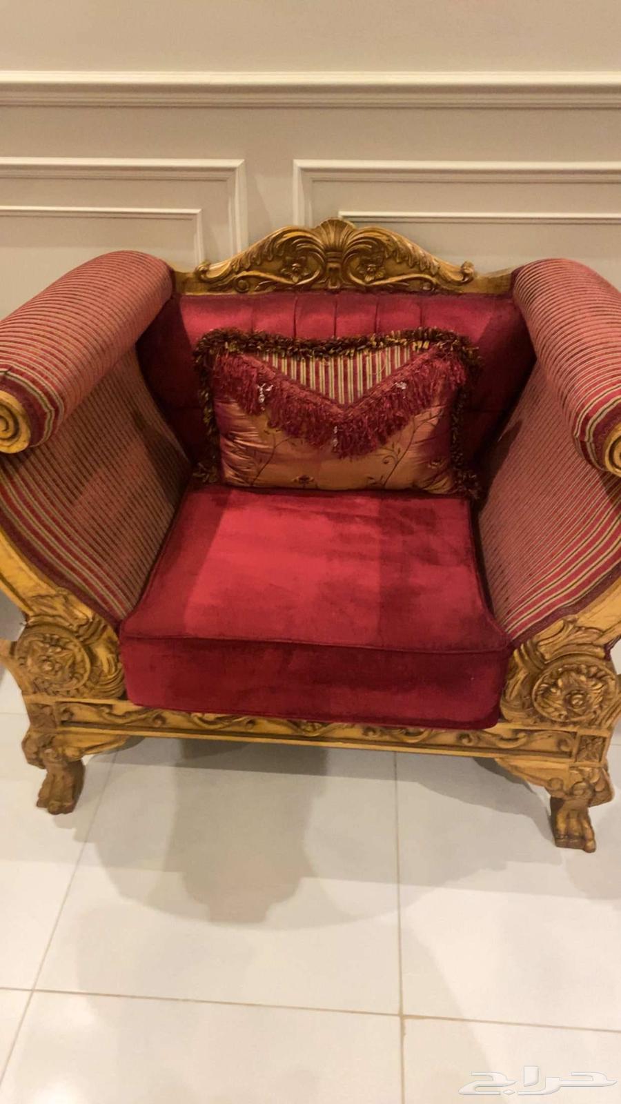 طقم كنب احمر تفصيل من محمومد سعيد مع مخدات كل شي الكنب ممتاز64597777372674112