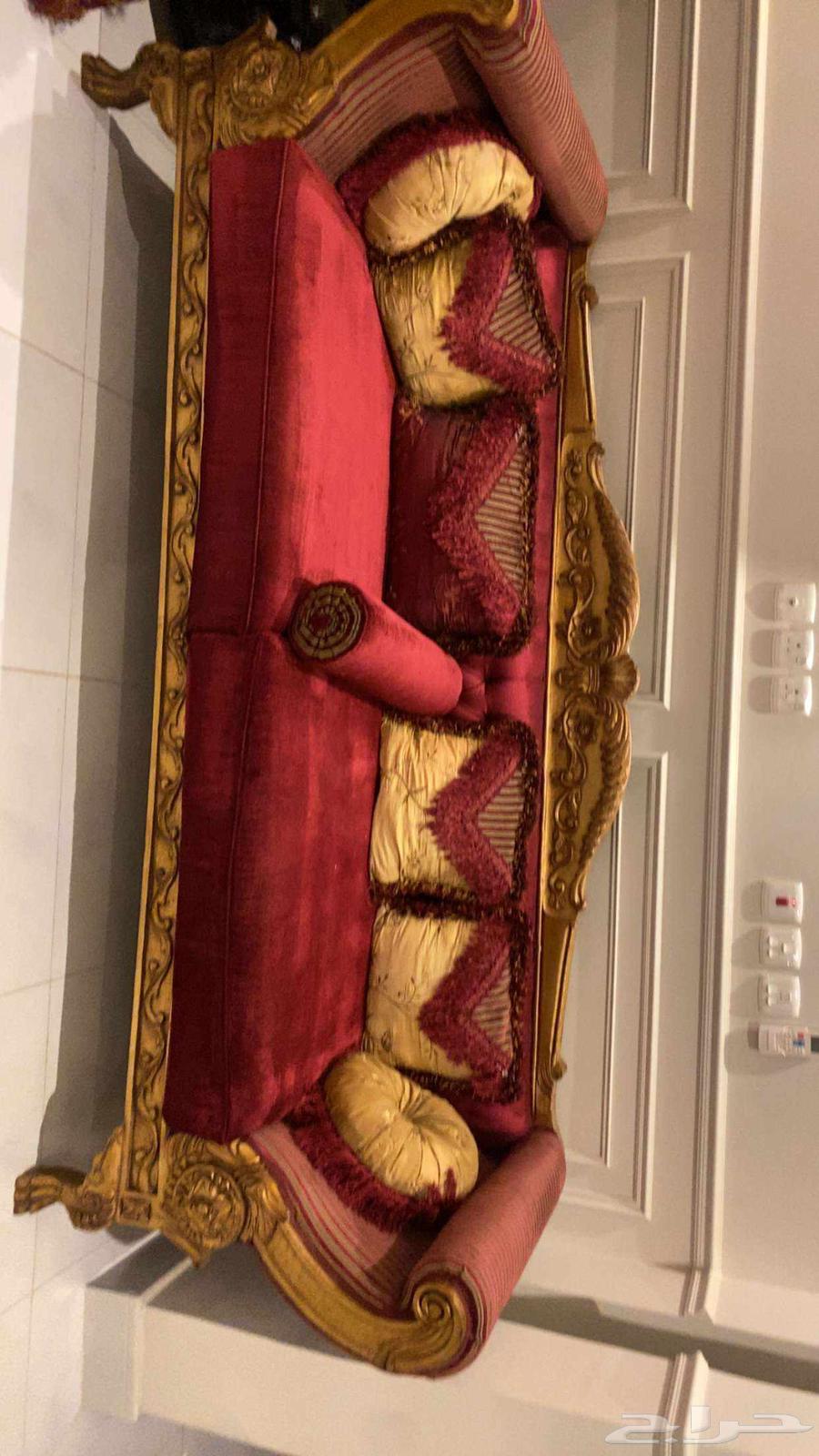 طقم كنب احمر تفصيل من محمومد سعيد مع مخدات كل شي الكنب ممتاز64597777372674114