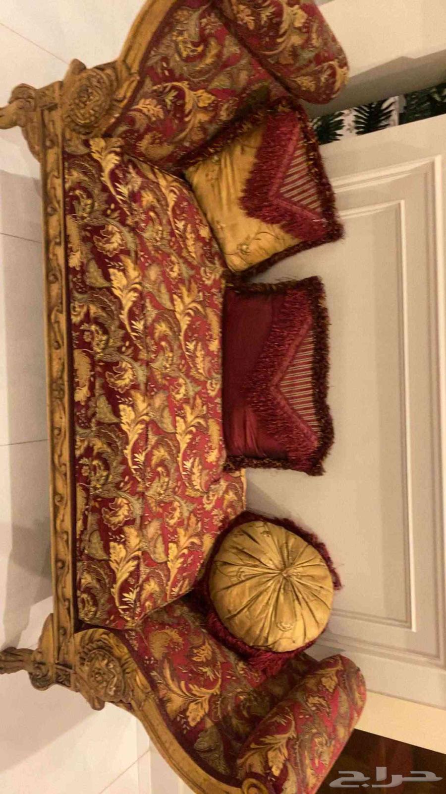 طقم كنب احمر تفصيل من محمومد سعيد مع مخدات كل شي الكنب ممتاز64597777372674110