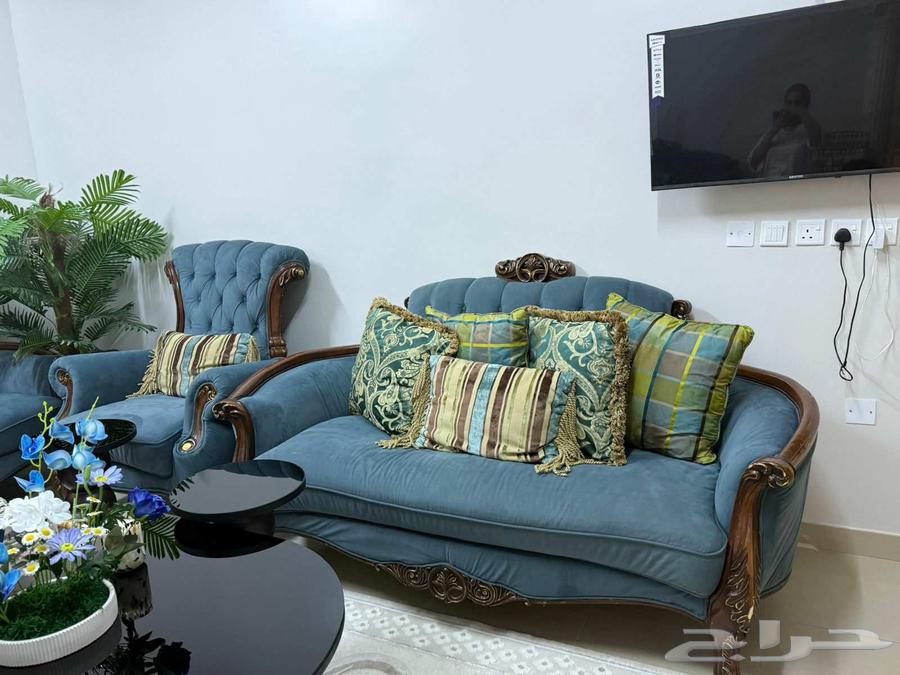 Classic sofa furniture with tables in excellent condition64598745848451113