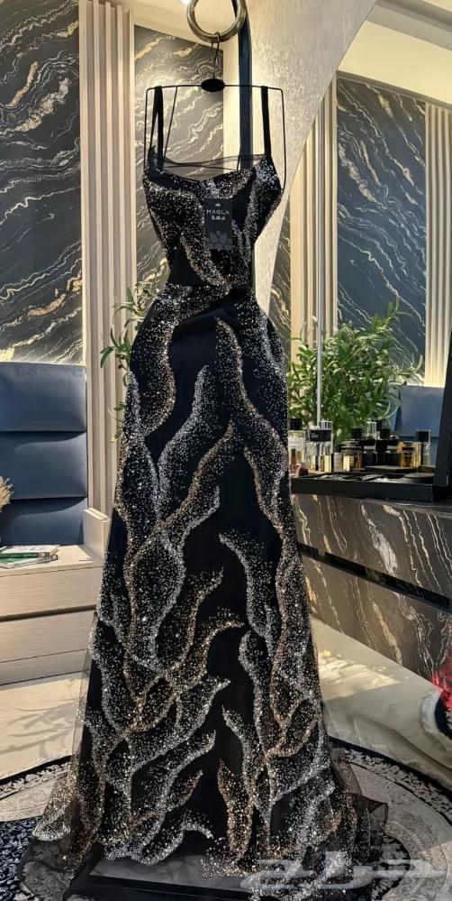 A new dress for sale, M size, worn once, tailor adjusted the sleeves though64596919723009110