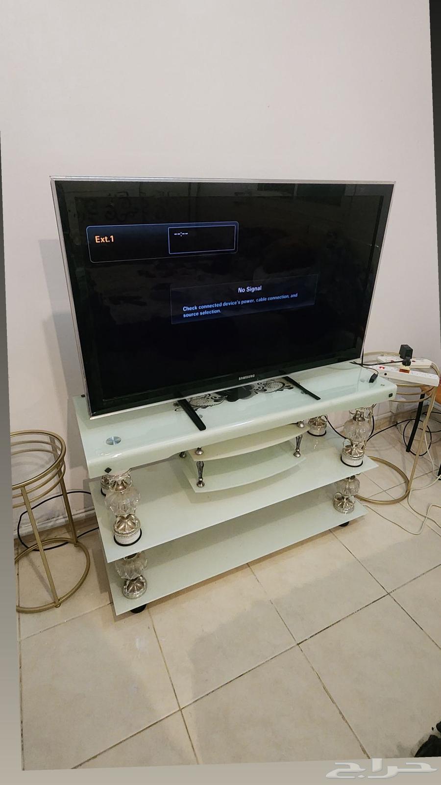 تلفزيون سامسونج 42 بوصه نظيف مع طاوله64615559013634110