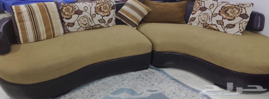 طاوله وركنه جيده وبحاله ممتازه64611629965187111