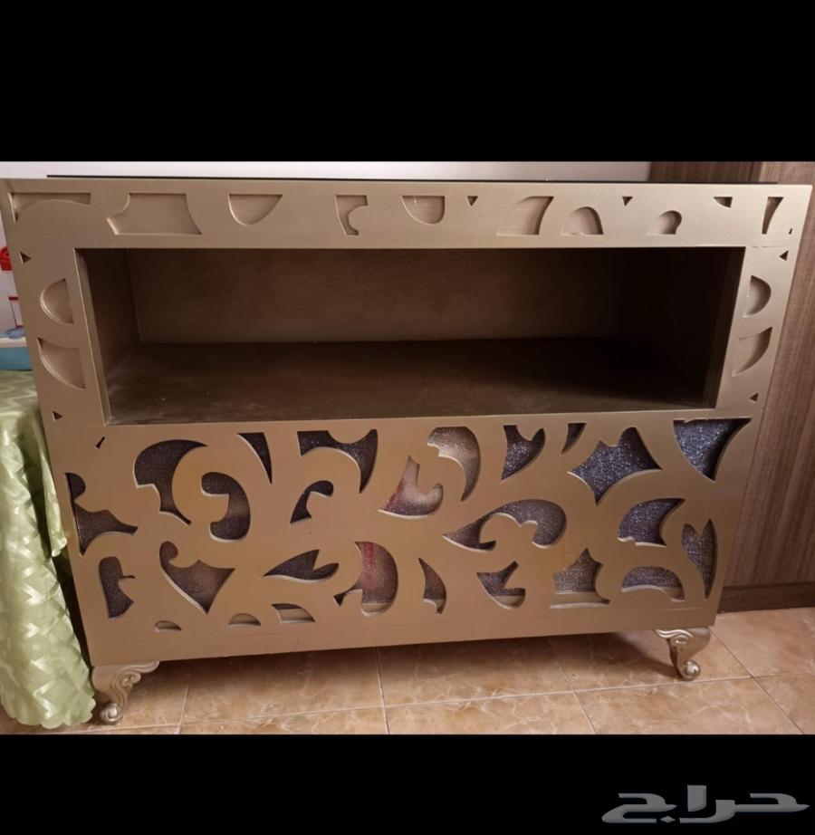 السلام عليكم طاوله خشب طبيعي نظيفه تصلح للمحلات او منزل64606305583362110