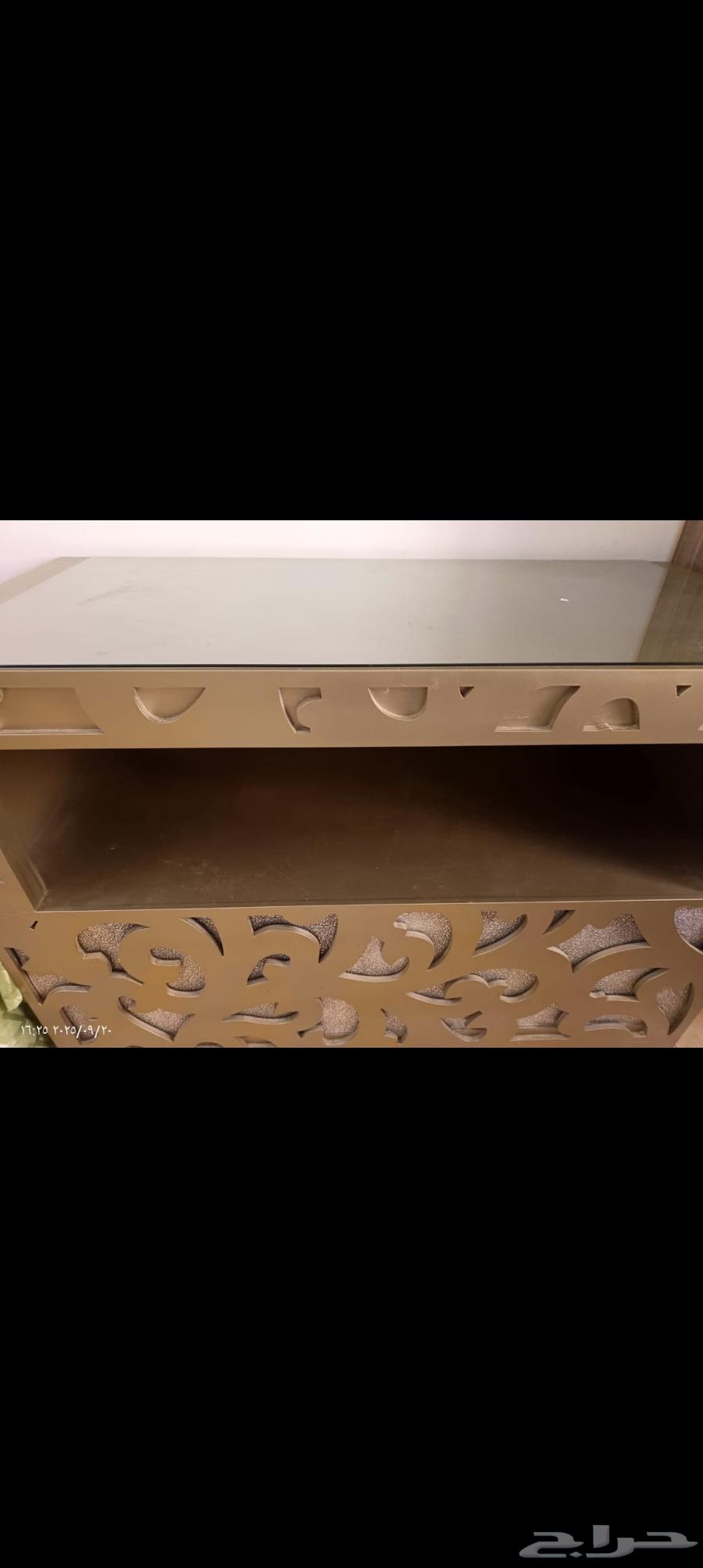 السلام عليكم طاوله خشب طبيعي نظيفه تصلح للمحلات او منزل64606305583362112