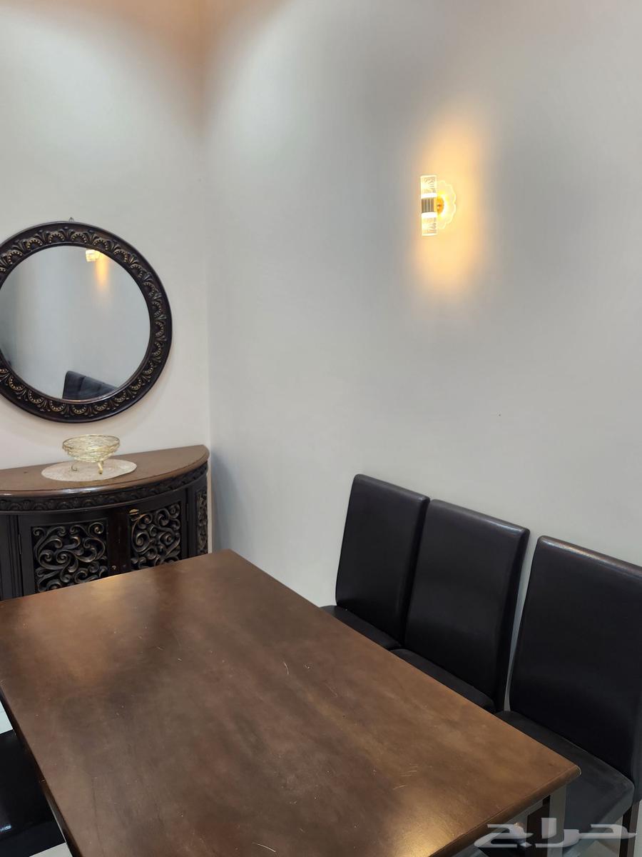 طاولة طعام ومدخل مع مرايه64607681353603112