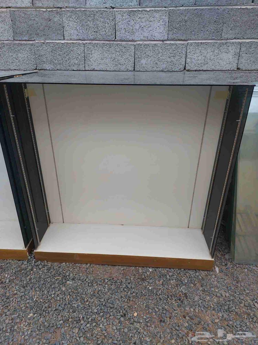 بترينات زجاج ثلاثه رفوف جهتين قاعدة خشب السعر ع السوم64611030010371110