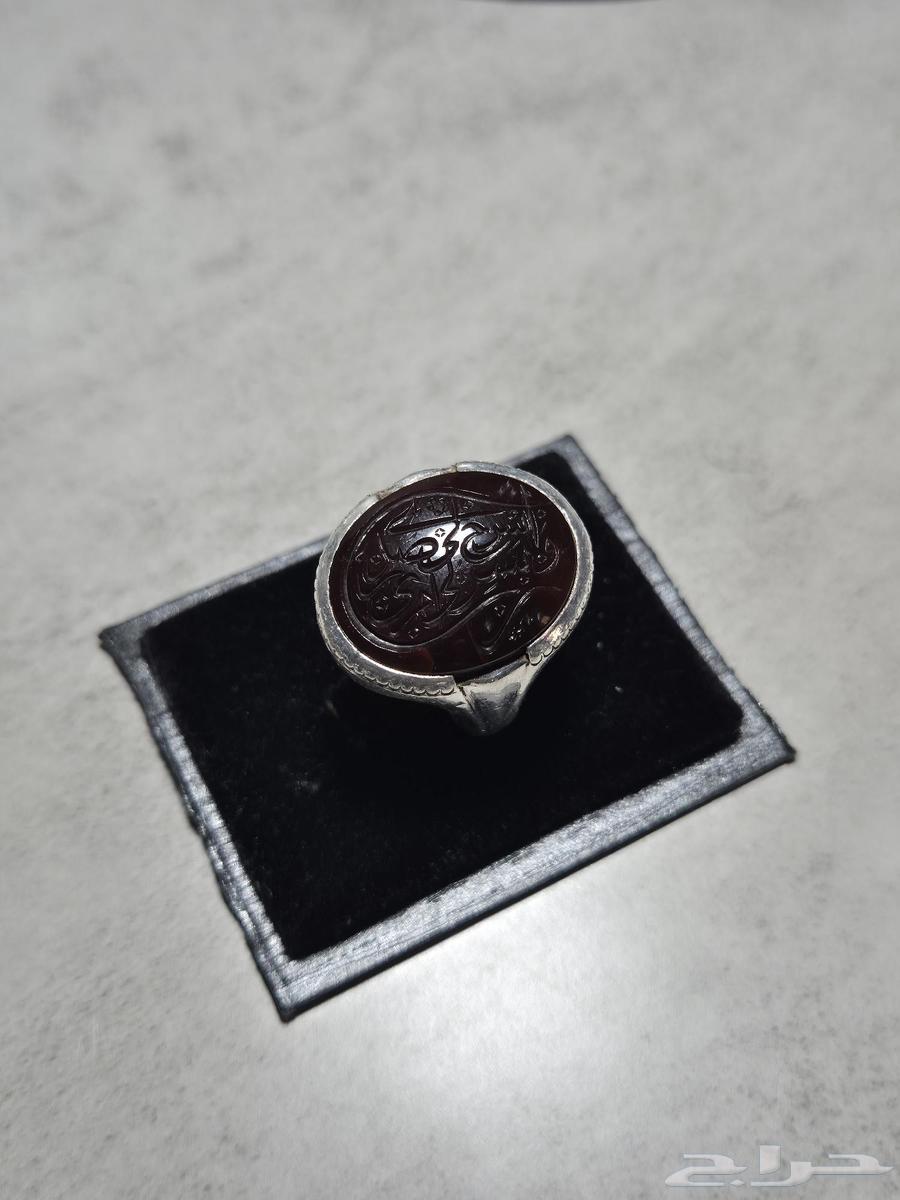 خاتم عقيق يماني كرزي مزعفر منقوش64607694062593112