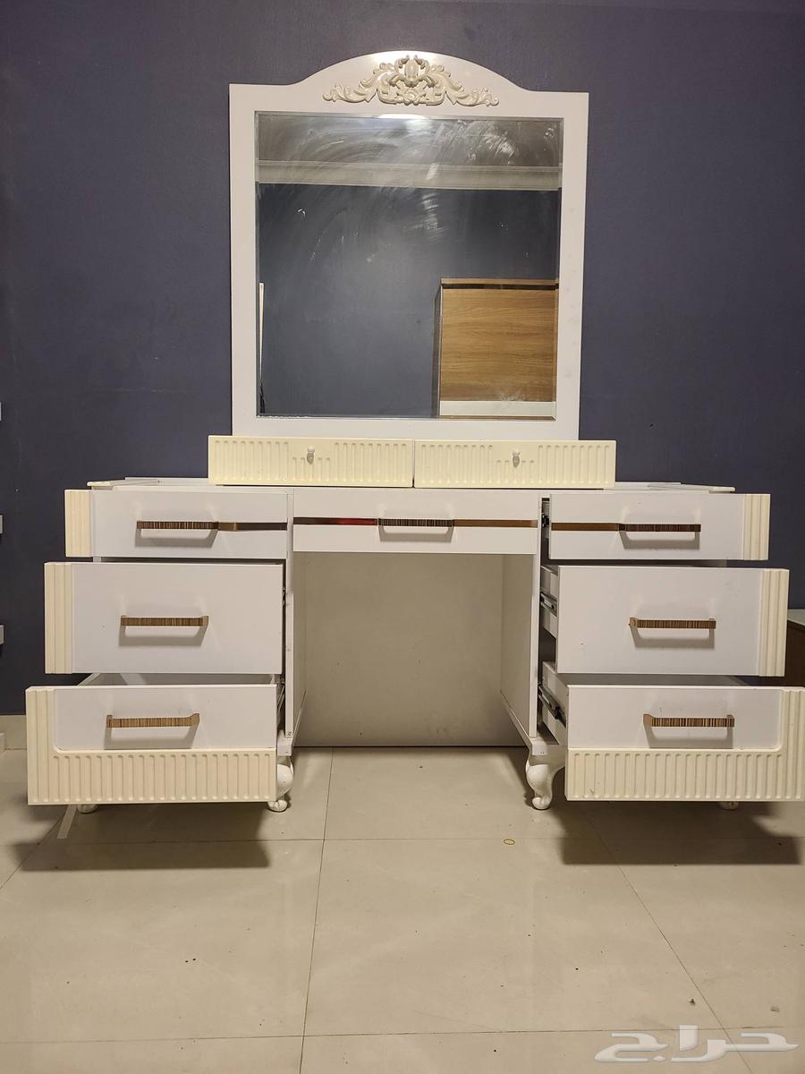 تسريحة باللون الأبيض مستخدم 2 سنة نظيف جدا64607953732995111