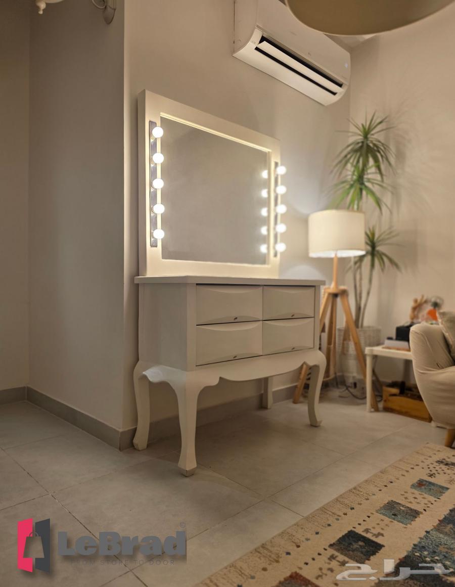 Natural Wood Four-Drawer Dresser with Mirrors and LED Lighting LeBrad64606347994627110