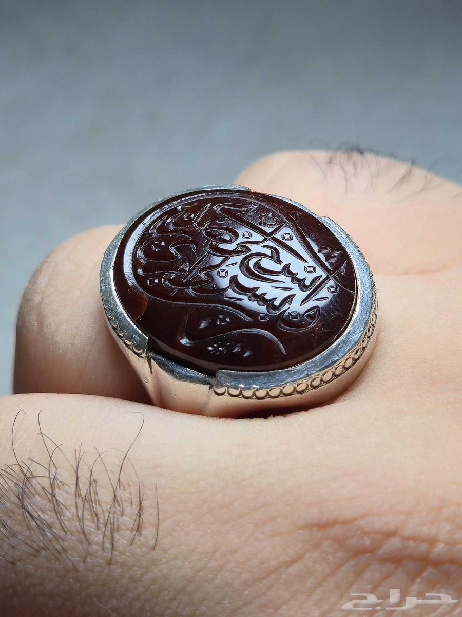 خاتم عقيق يماني كرزي مزعفر منقوش64607694062593113