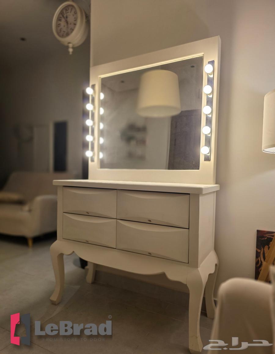 Natural Wood Four-Drawer Dresser with Mirrors and LED Lighting LeBrad64606347994627111