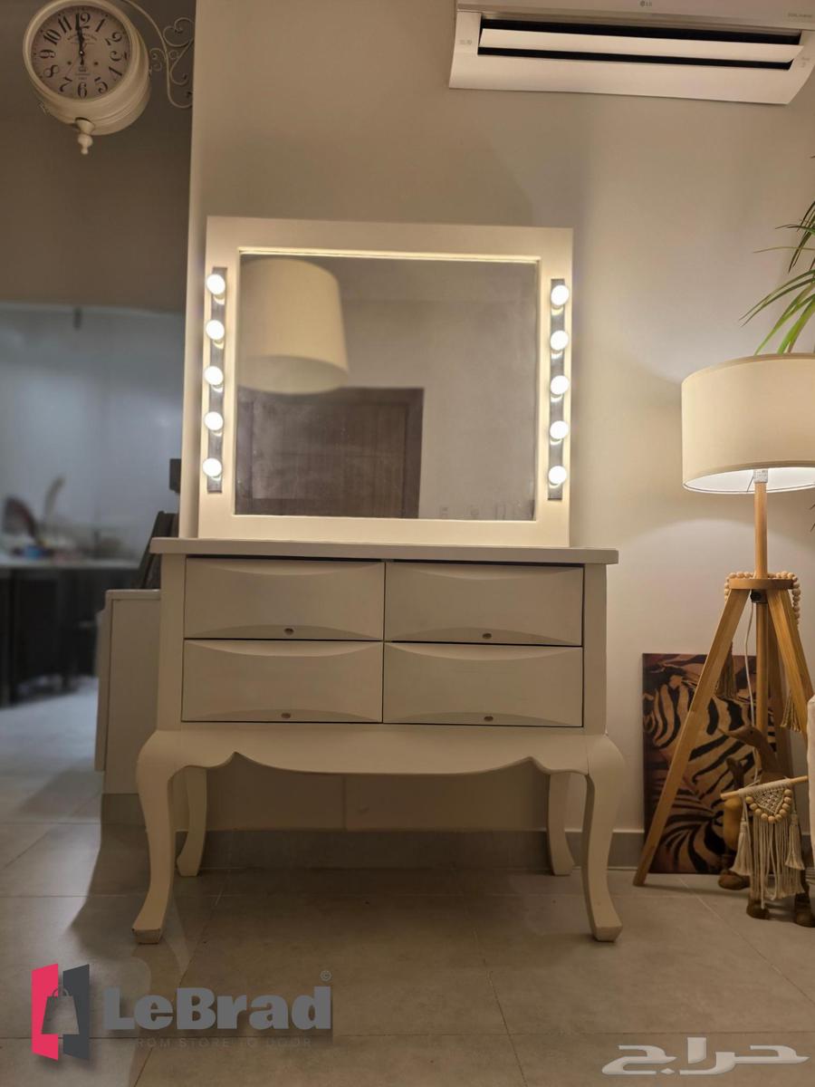 Natural Wood Four-Drawer Dresser with Mirrors and LED Lighting LeBrad64606347994627112
