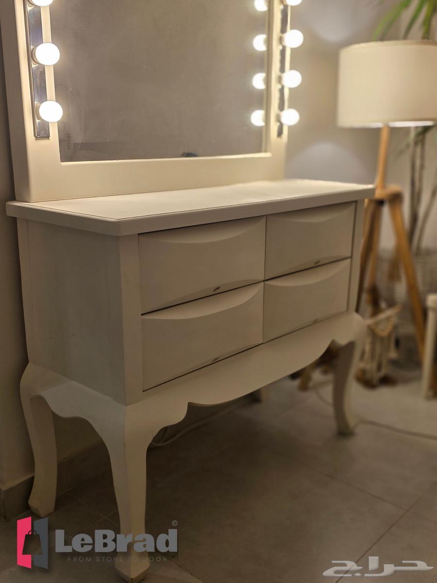 Natural Wood Four-Drawer Dresser with Mirrors and LED Lighting LeBrad64606347994627113