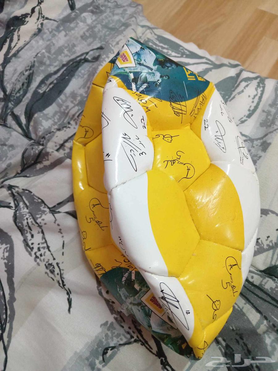 كرة موقعة من جميع لاعبين المنتخب السعودي64614534466433110