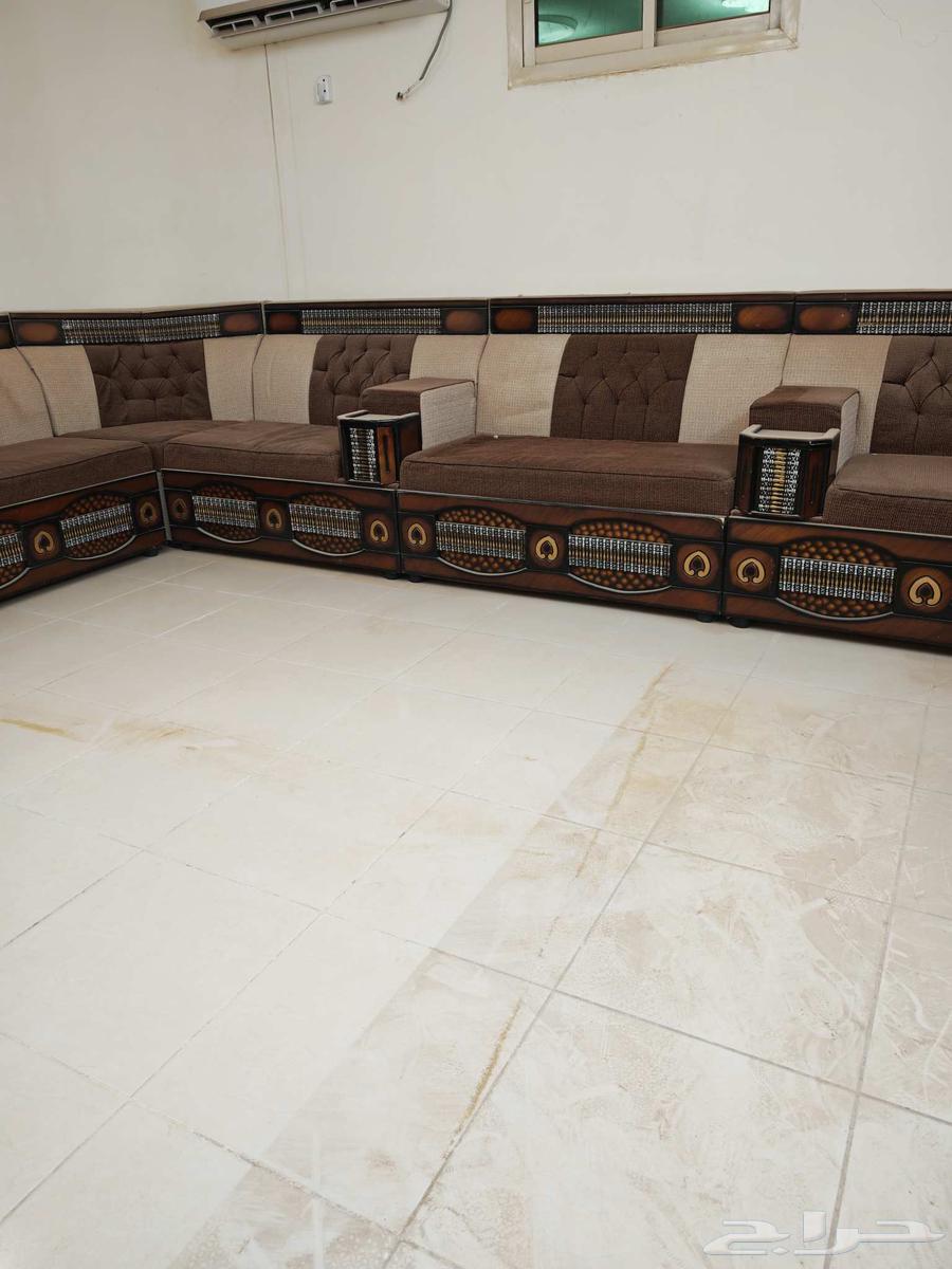 كنب مجلس خشبي نظيف جدا شبه جديد 5 5 تقريبا64614484475521113