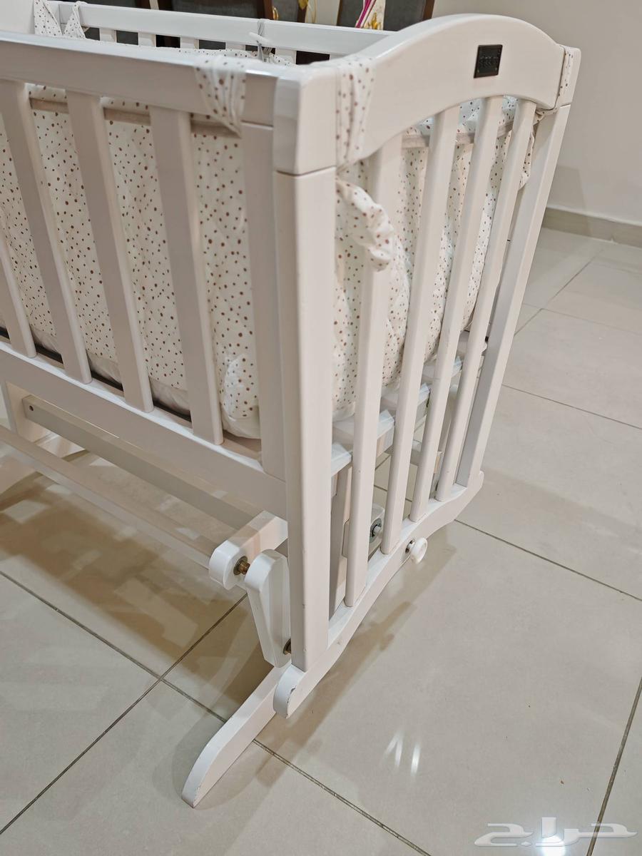 مهد سرير هزاز ماركة giggles مع مرتبه و مفرش64609598487041114