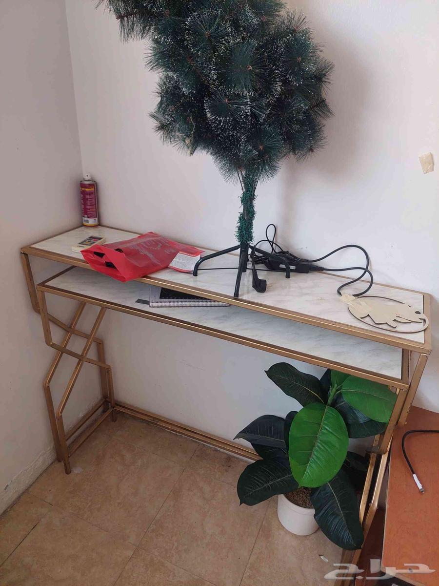 اثاث للبيع سرير و طاولات64489475227650112