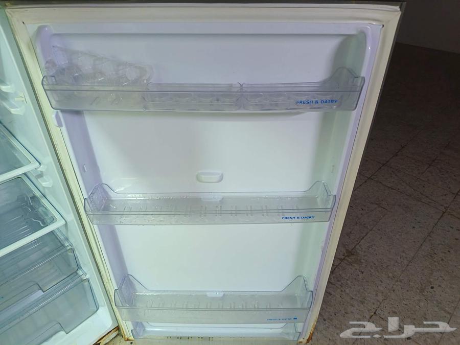ثلاجه للبيع مستخدما كما وضح في صور في صوره فيها عطل لااعلم64607731812611114