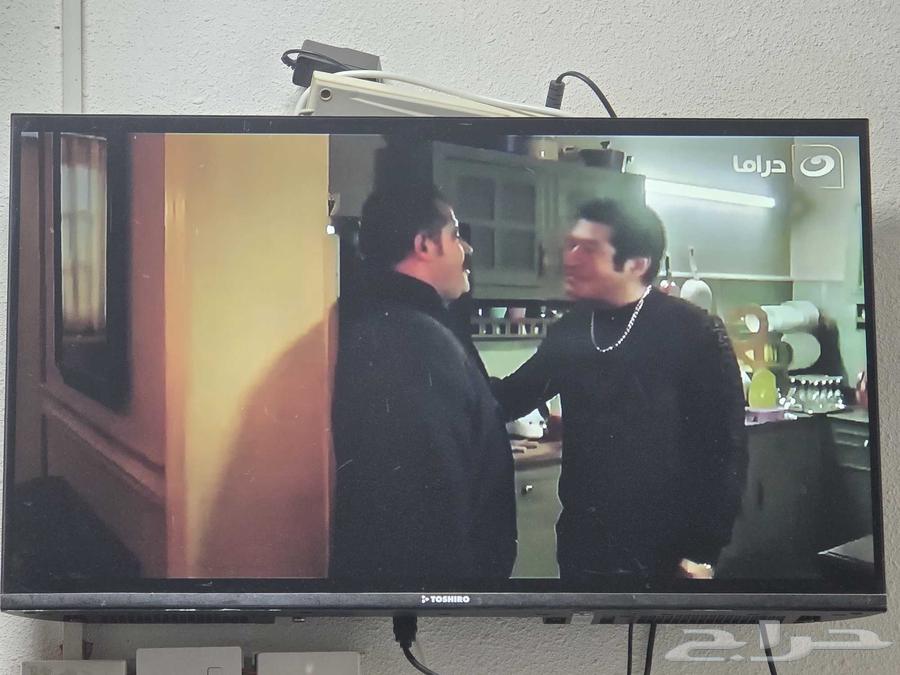 شاشه 32 بوصه معاها كل حاجه بالكارتونه للبيع 250 ريال64614073424771110