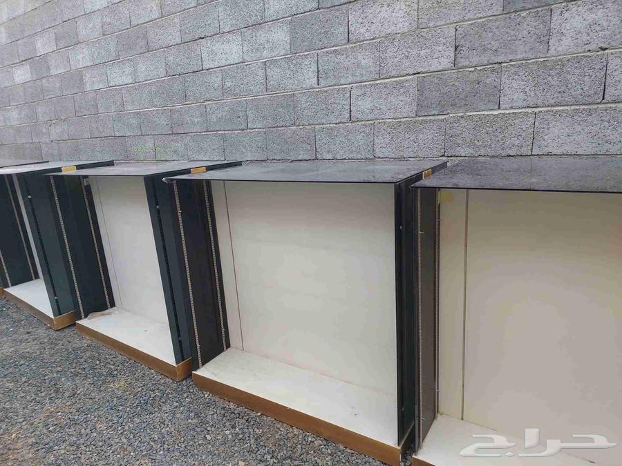 بترينات زجاج ثلاثه رفوف جهتين قاعدة خشب السعر ع السوم64611030010371111