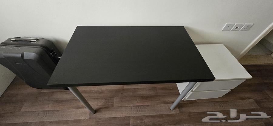 طاولة من ايكيا و 2 ادراج64614807007361110