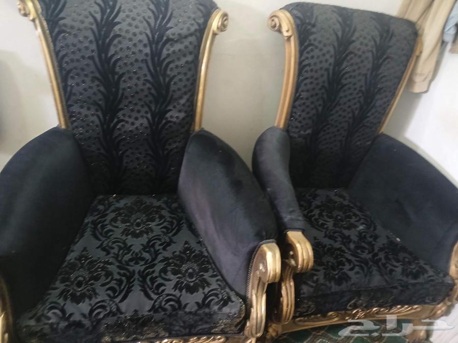 Four excellent, large, and affordable sofas with their accessories64610417575171112