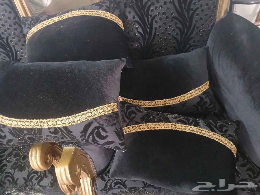 Four excellent, large, and affordable sofas with their accessories64610417575171114