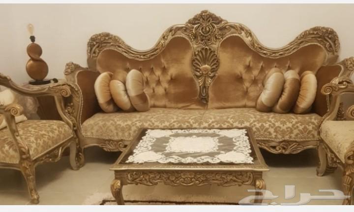 Royal sofa set of 3 pieces with table 200 SAR, price reduced for quick sale64606073829763110