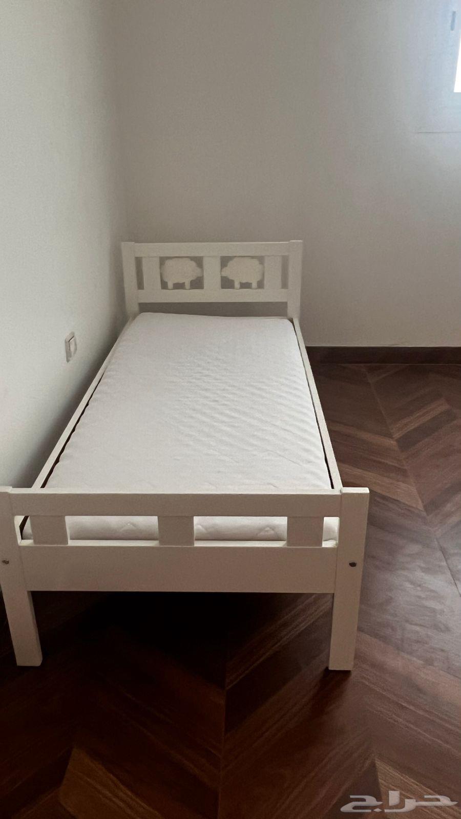 سرير اطفال للبيع بسعر مغري جدا السرير من ايكياونظيف64611204760193110