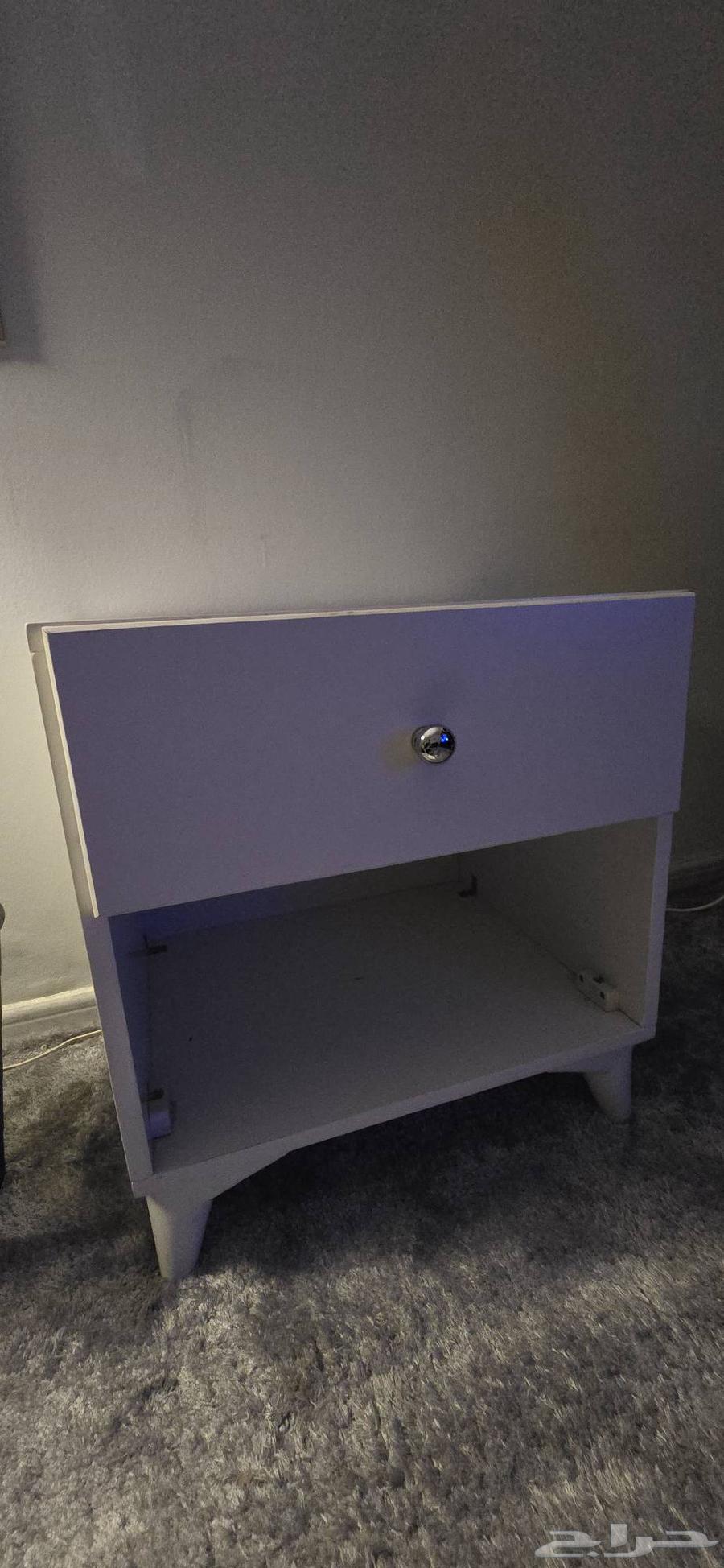 طاولة من ايكيا و 2 ادراج64614807007361114