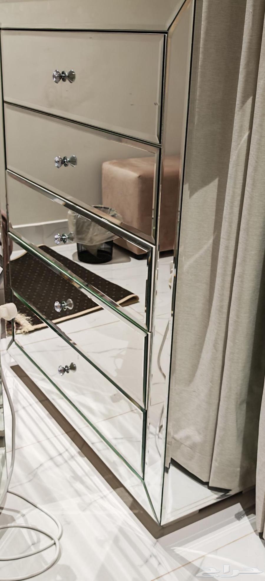 كمدينة وشفنيرة وتسريحة ومرتبة قدام السرير نظيفة للبيع64561911760513114