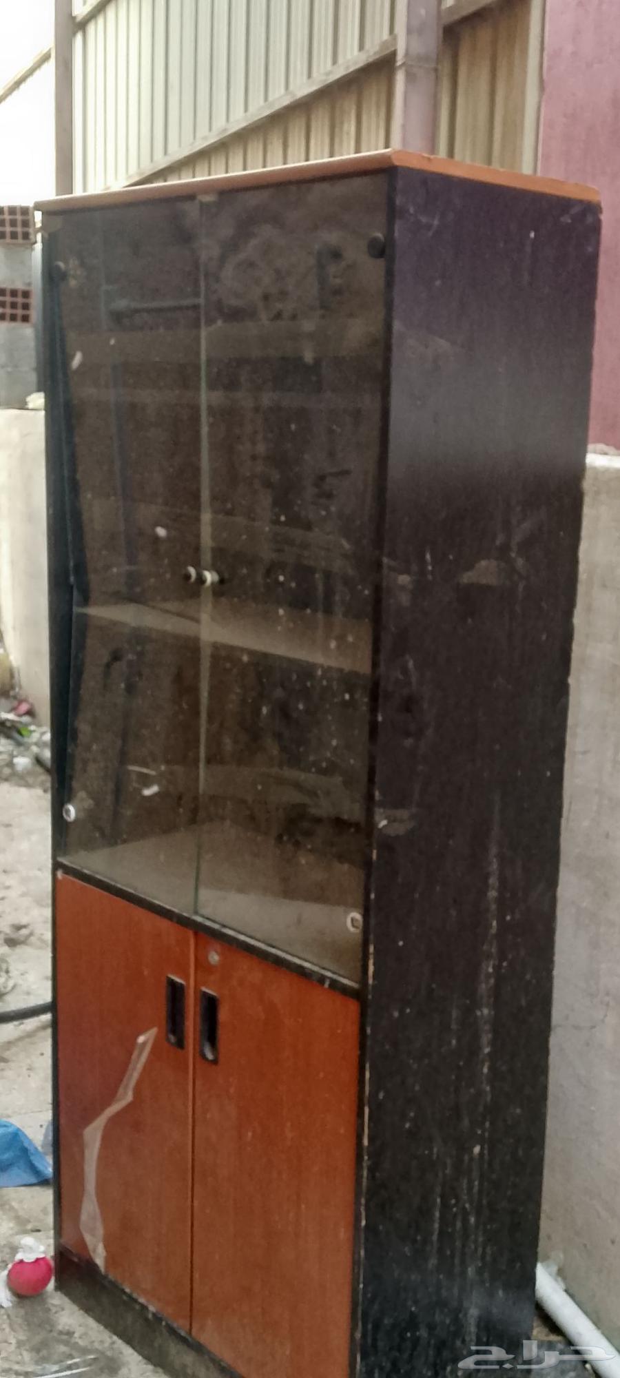 دولاب ومكتب مستعمل ونظيف64607594635778110