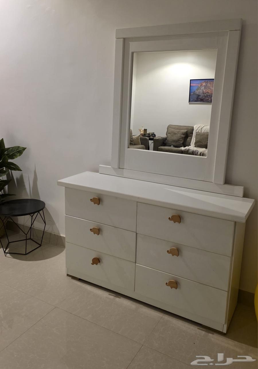 غرفة اطفال طاولة وسط خزانة وتسريحة64619455117059111