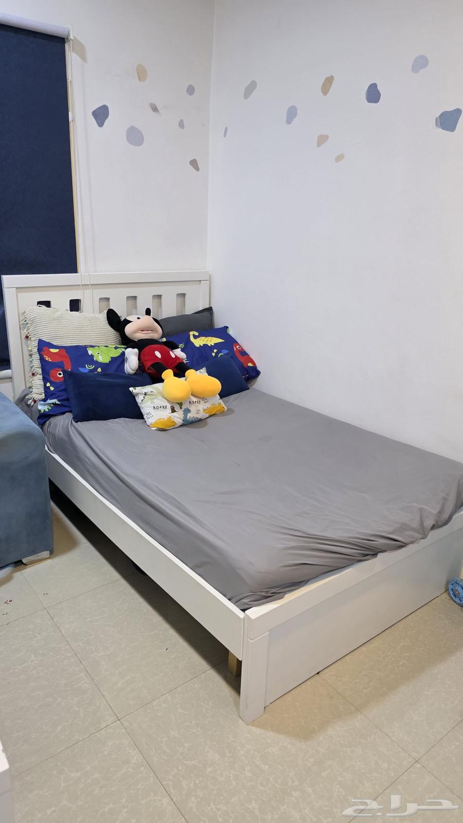 غرفة اطفال طاولة وسط خزانة وتسريحة64619455117059113