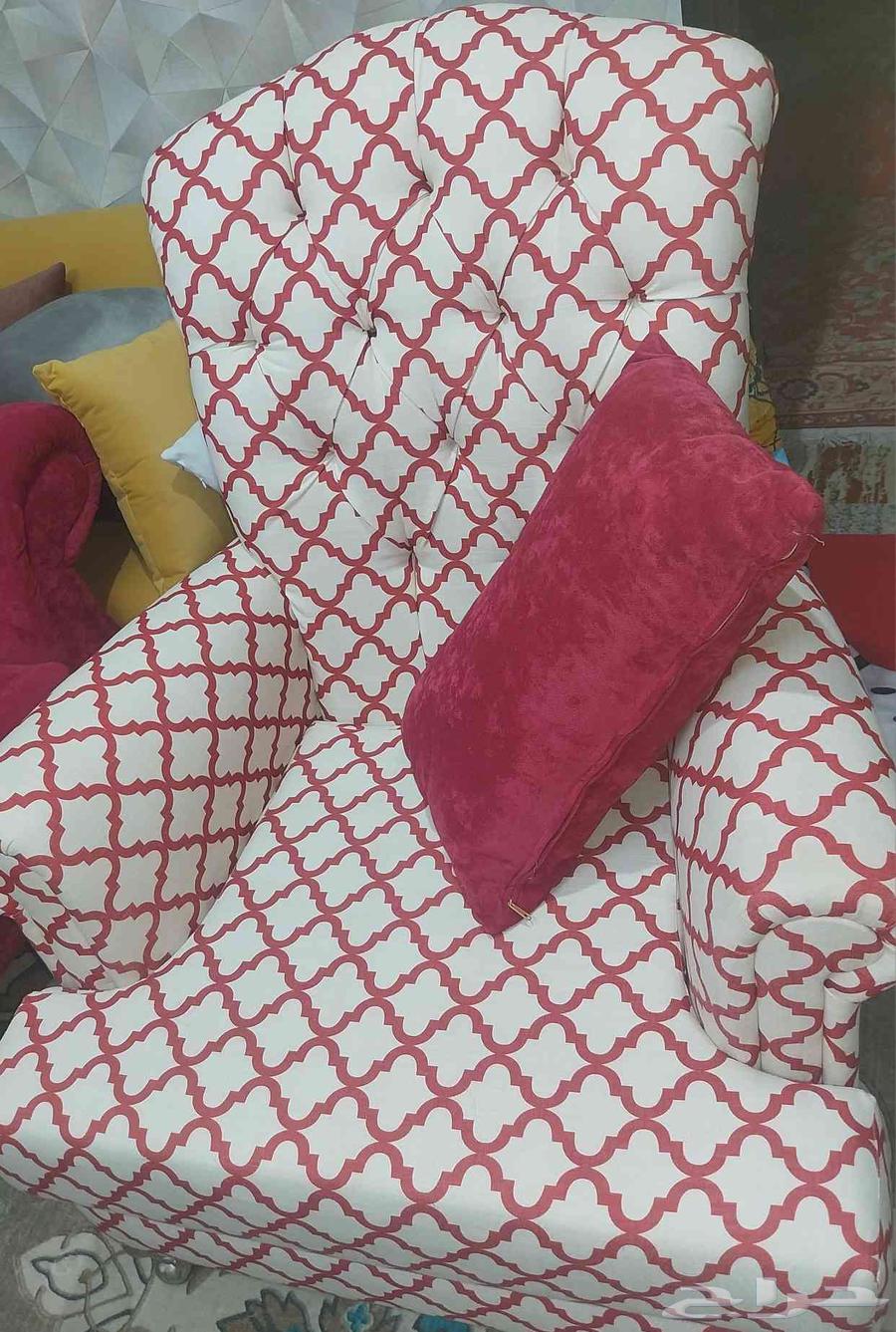 كنب حسب ماهو موضح الأحمر قطعه واحده والأبيض قطعتين64620855083010113