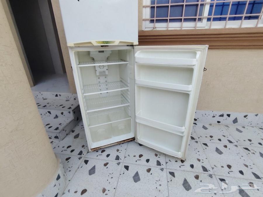 ثلاجه للبيع فيه فريزر صغير64621567429762113