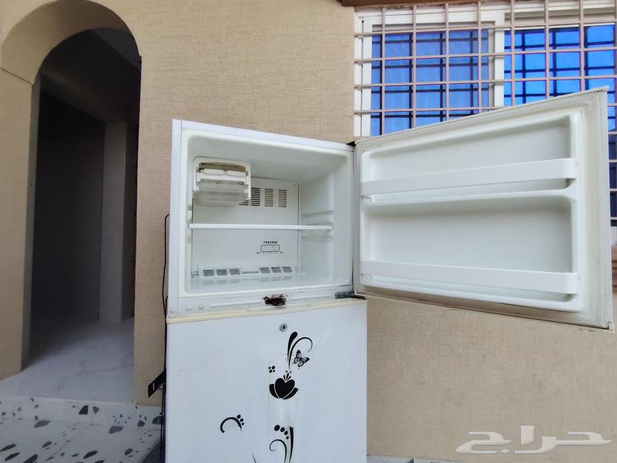 ثلاجه للبيع فيه فريزر صغير64621567429762110