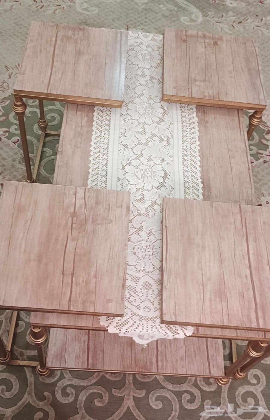 طقم طاولة مجلس كنب مرتفعة بقاعدة حديد لون ذهبي مستعملة ونظيف64623109994753111